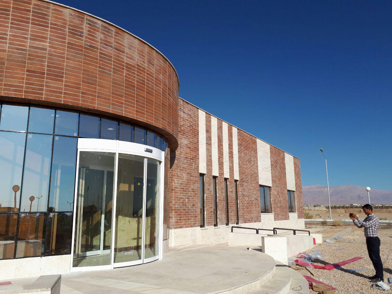 درب اتوماتیک شیشه ای چیست و چه کاربردهایی دارد؟ 4 درب اتوماتیک منحنی یا نیم دایره